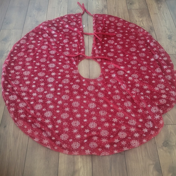 Red lux velvet snowflakes 56-inch tree skirt - Picture 1 of 4